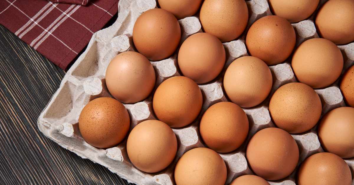 huevos frescos de granja en una canasta de mimbre vista desde arriba